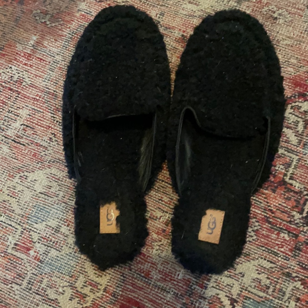 Like new never worn ugg slide slippers/house shoes size 10.